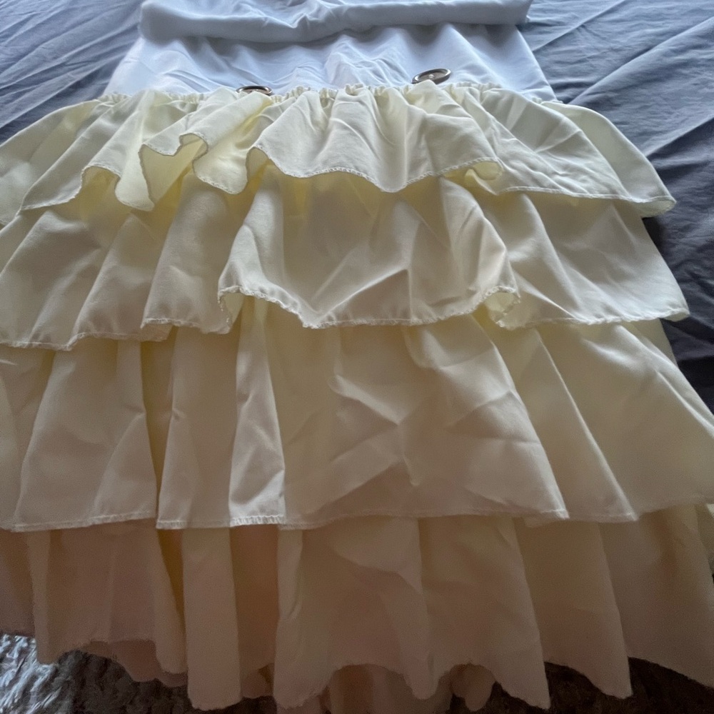 Ruffled white and yellow shower curtain - Picture 3 of 16